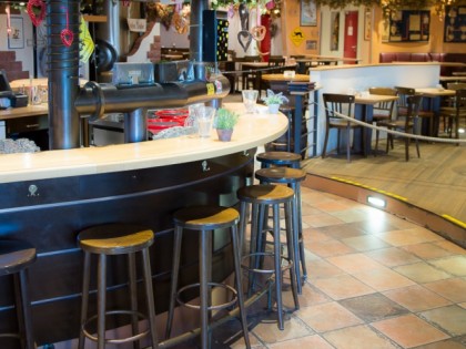 照片: Biergarten im Neufferpark